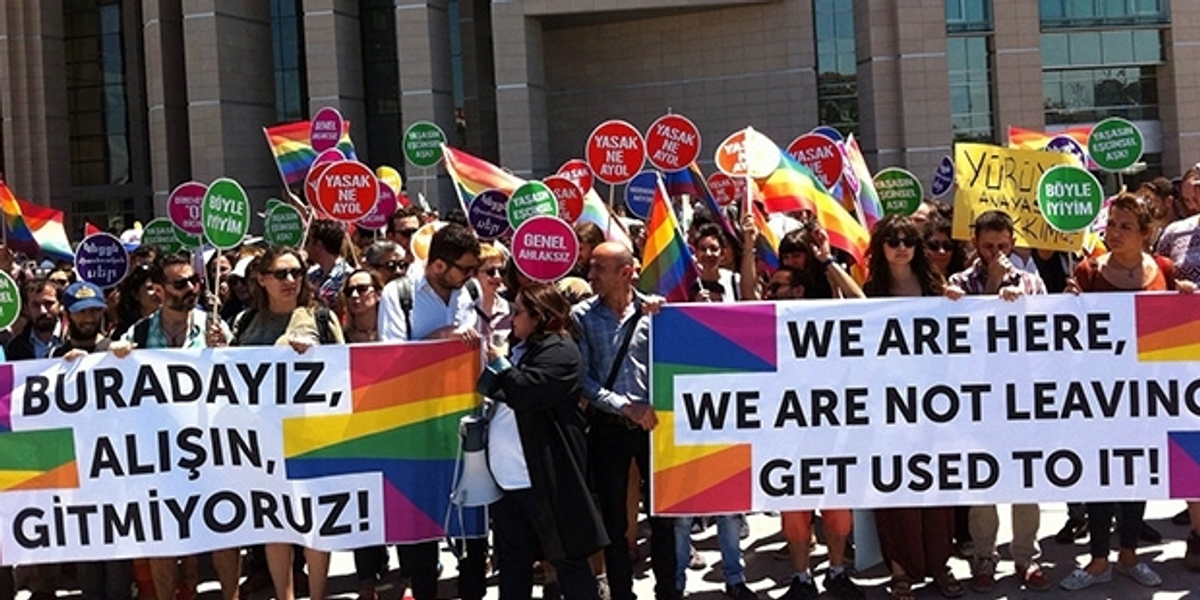 LGBTİ+ buradayız alışın gitmiyoruz pankartı