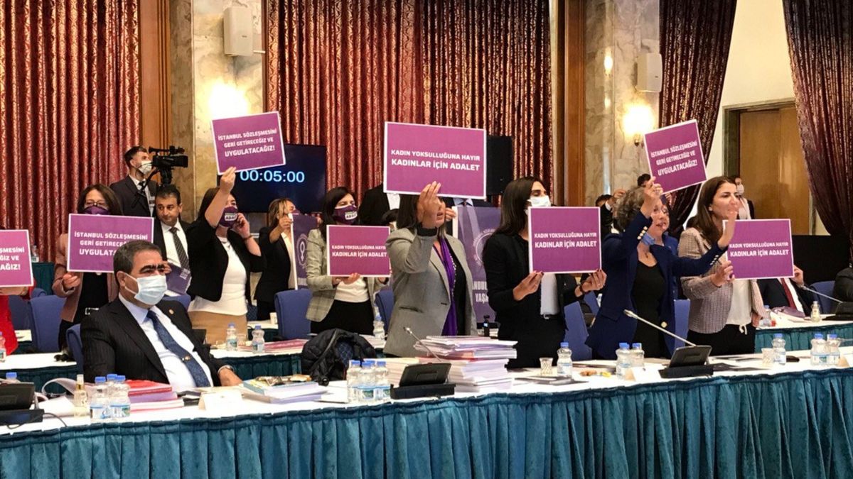 HDP vekilleri İstanbul Sözleşmesi dövizleri tutuyor.
