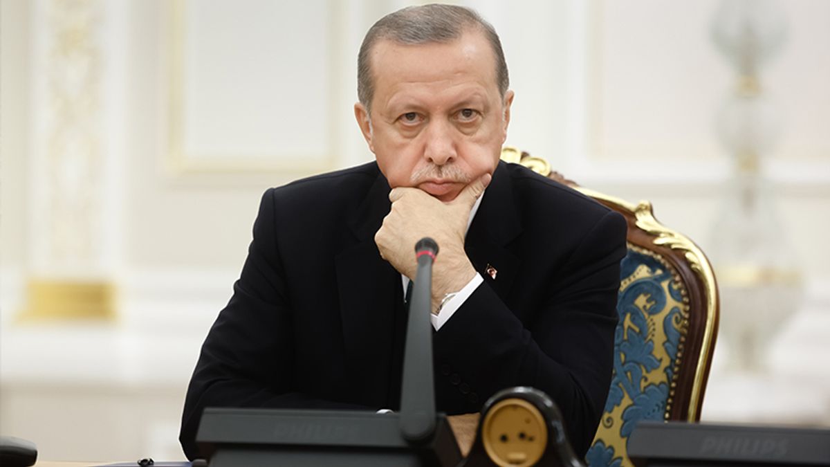 Erdoğan düşünüyor.