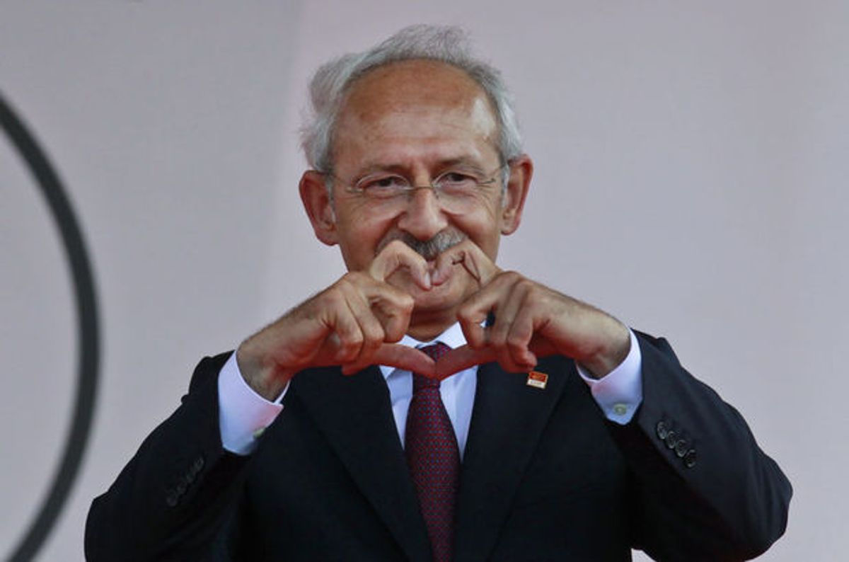 Kılıçdaroğlu kalp işareti yapıyor.