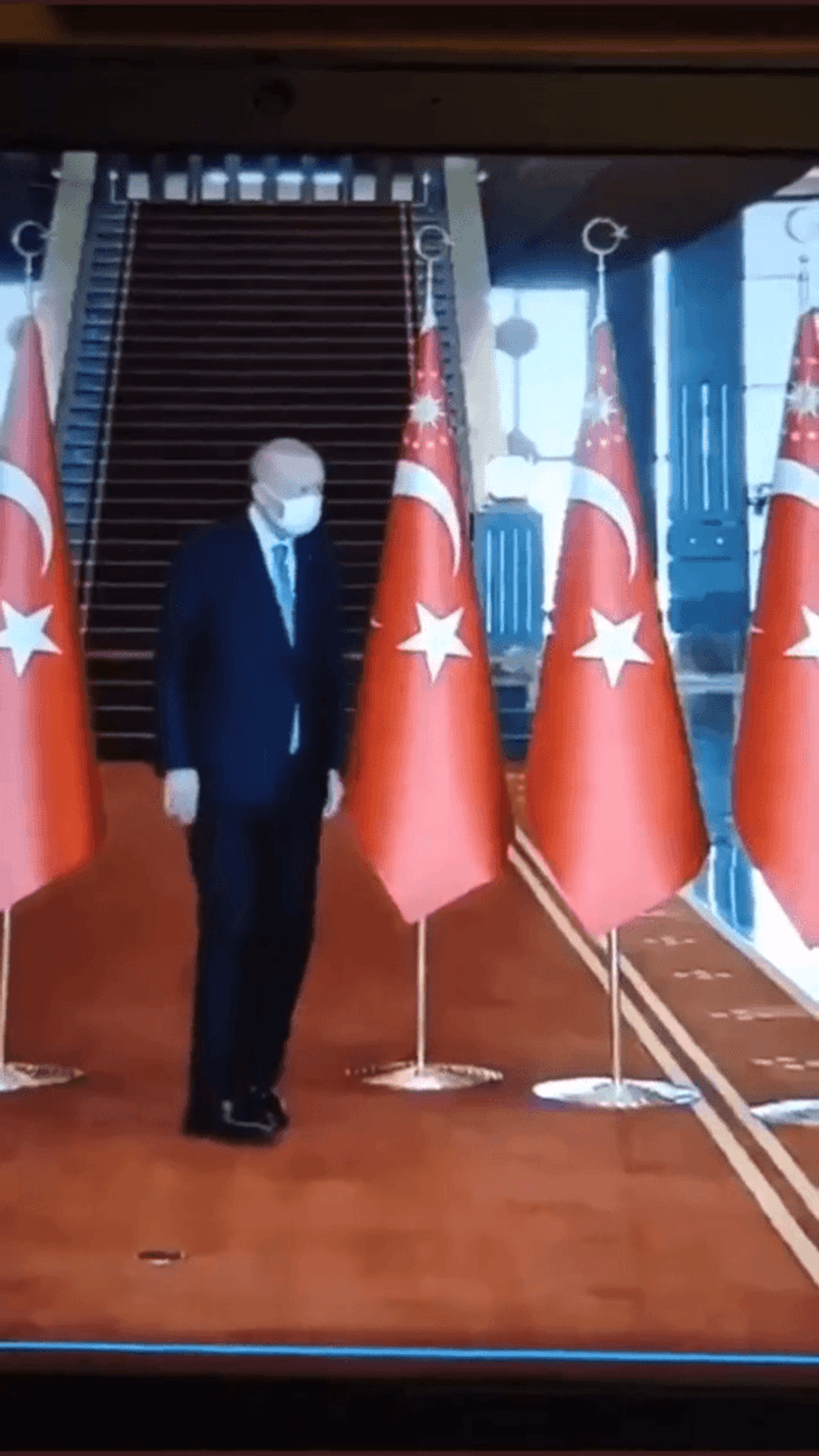 Cumhurbaşkanı Erdoğan yürümekte zorlanıyor