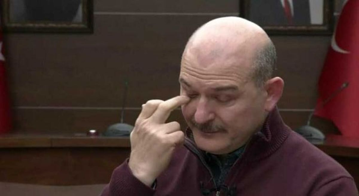 Süleyman Soylu gözünü siliyor.