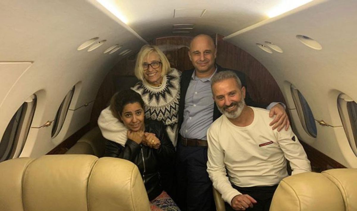 Oknin çiftinin serbest bırakılmasının ardından uçakta çekildiği fotoğraf