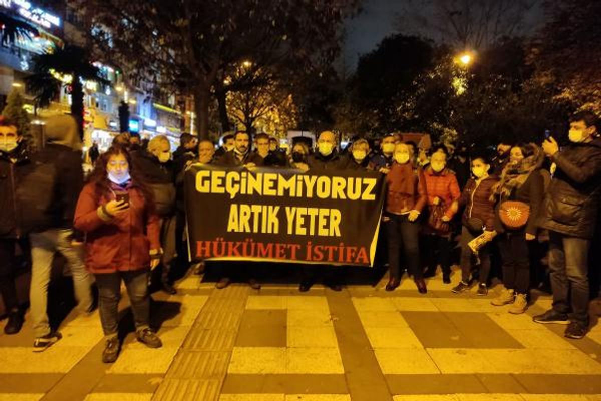 İstanbul'da "Geçinemiyoruz" eyleminde açılan bir pankart