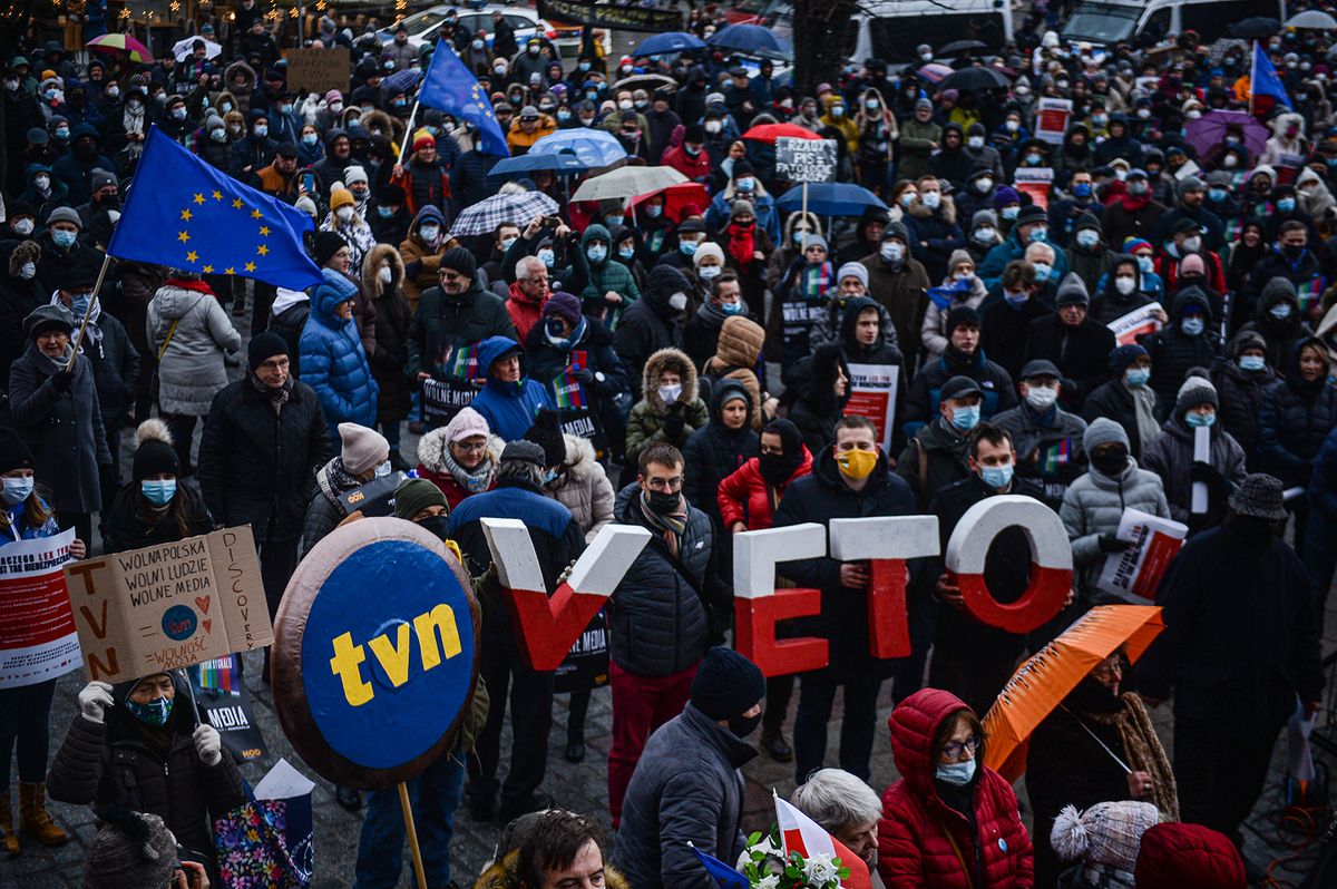Polonya'da halk medya yasasının veto edilmesi için protesto düzenledi.