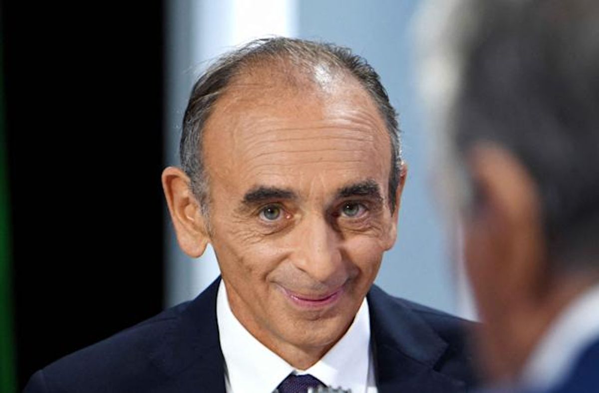 Eric Zemmour gülümsüyor.