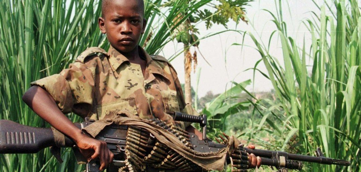 Afrikalı çocuk asker