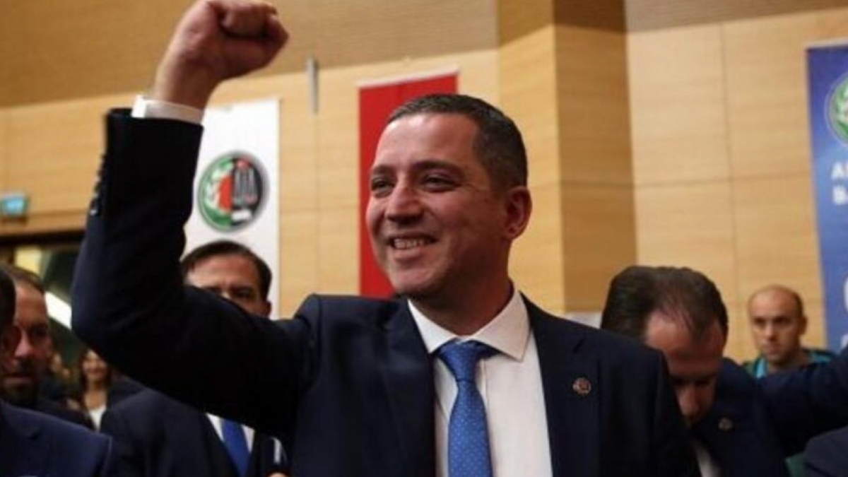 Seçimi kazanan Erinç Sağkan'ın gülümsediği bir fotoğraf.