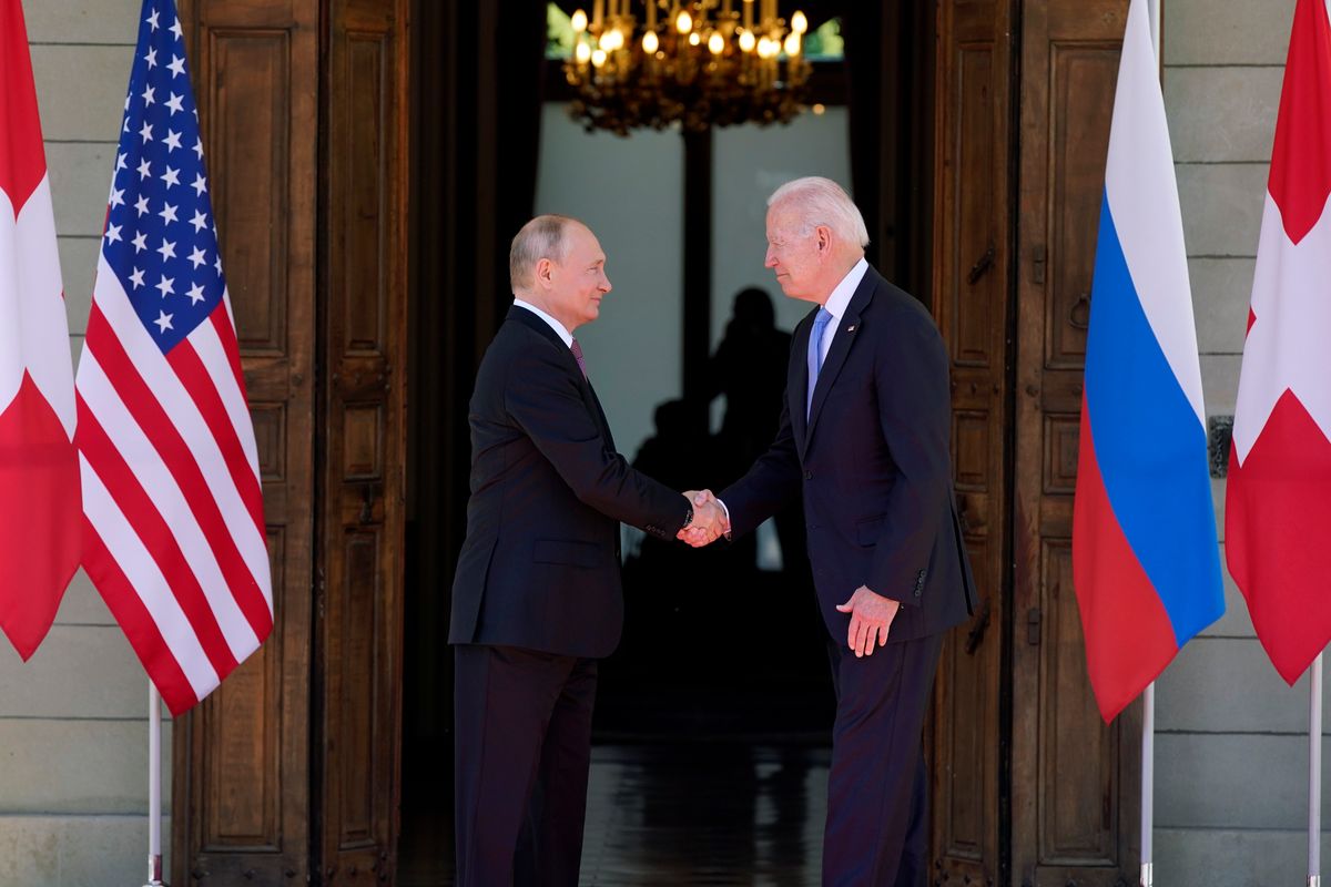 Putin ve Biden'ın el sıkıştığı bir fotoğraf