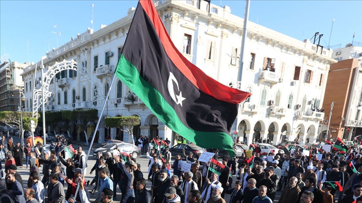 Libya'da sokaklarda insanlar