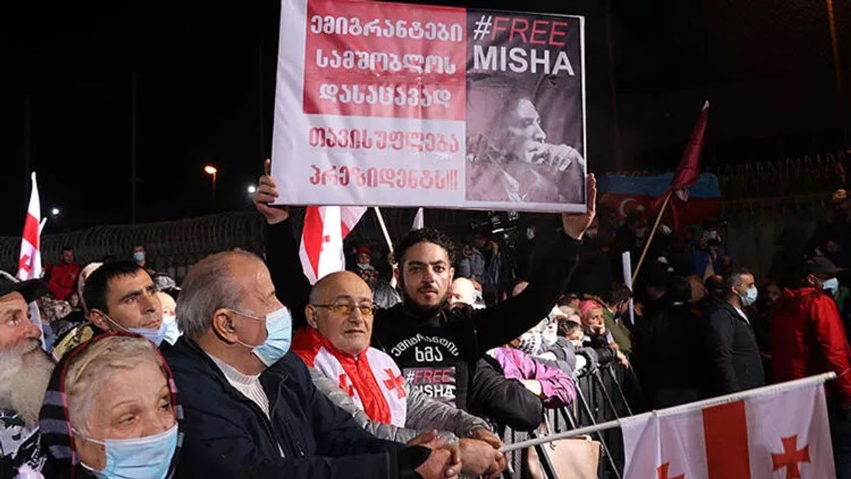 Gürcistan'da, gözaltına alınmasından bu yana açlık grevinde olan eski Cumhurbaşkanı Mihail Saakaşvili'ye destek vermek amacıyla 9 milletvekilli açlık grevine başladı.