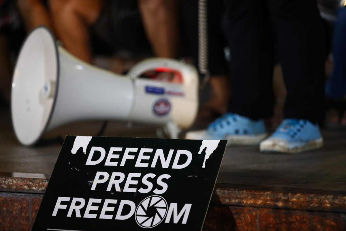 Defend Press Freedom pankartı