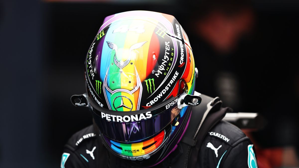 F1 pilotu Hamilton'ın Katar'da taktığı gökkuşağı temalı kask.