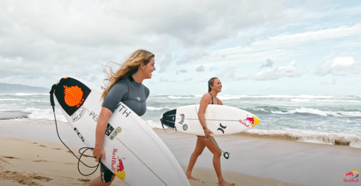 Caroline Marks ve Carissa Moore