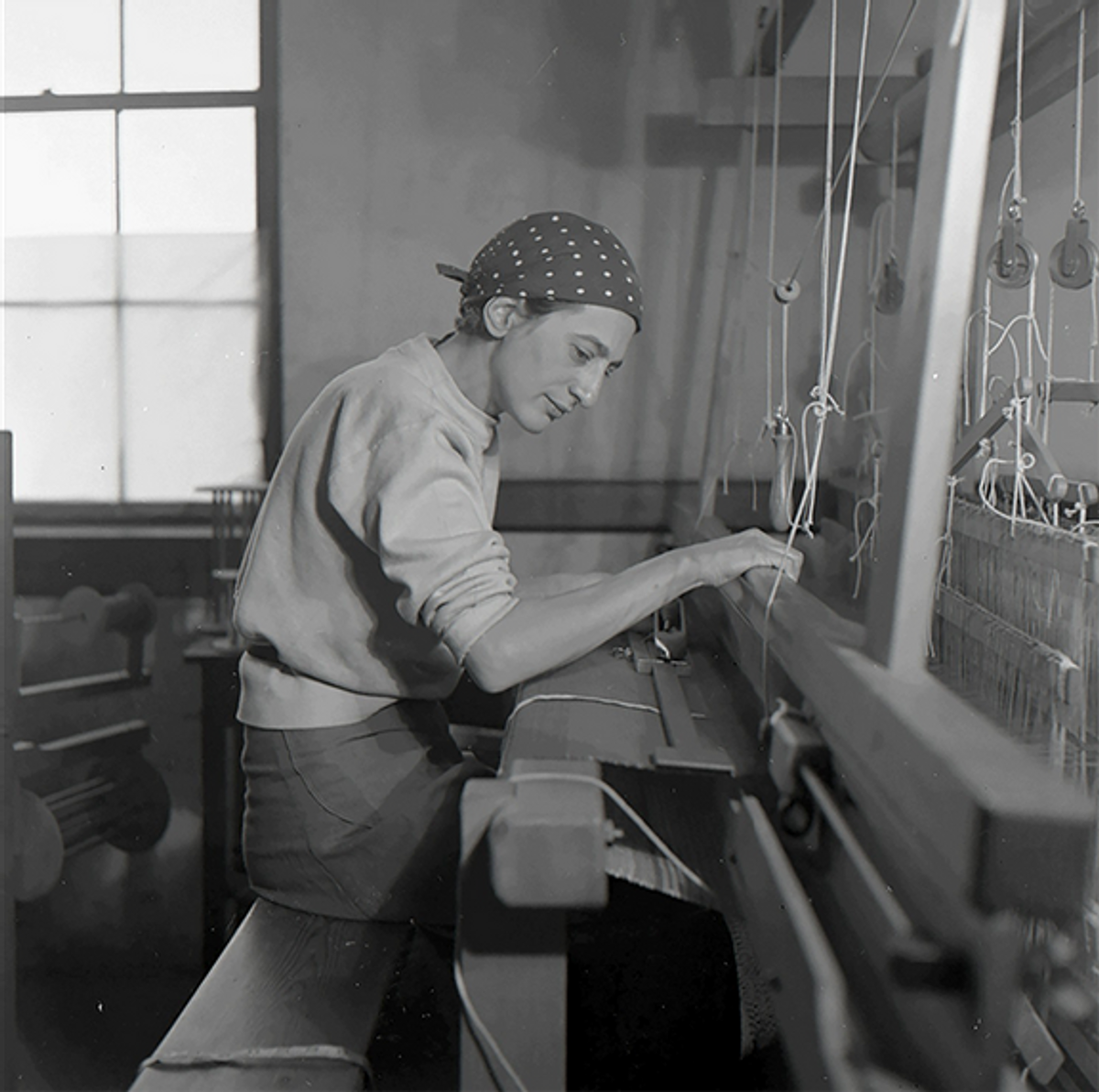 Anni Albers in her weaving studio at Black Mountain College, 1937 Guggenheim Museum Bilbao
