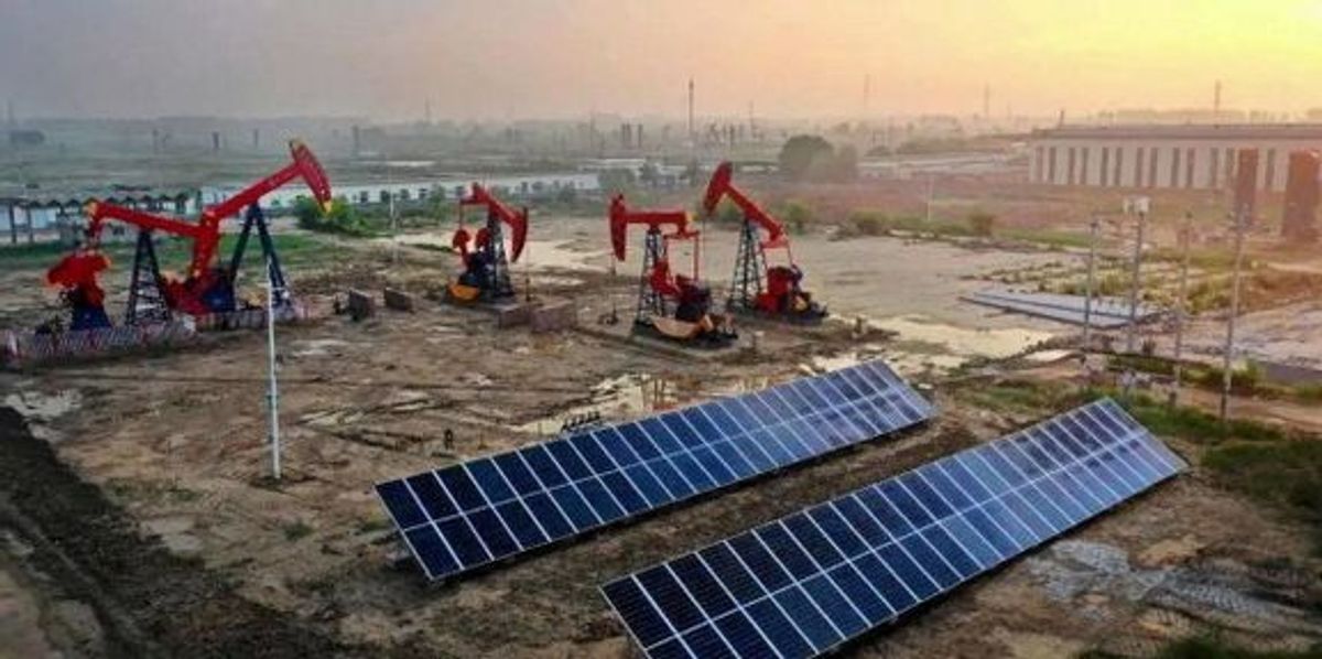 Çin'de bir petrol tesisi üzerine kurulan güneş enerjisi santrali