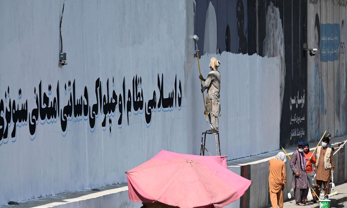 Taliban muralları boyuyor.