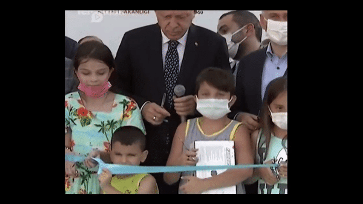 Cumhurbaşkanı Erdoğan Rize'de açılış töreninde bir çocuğu başına vurarak uyardı.