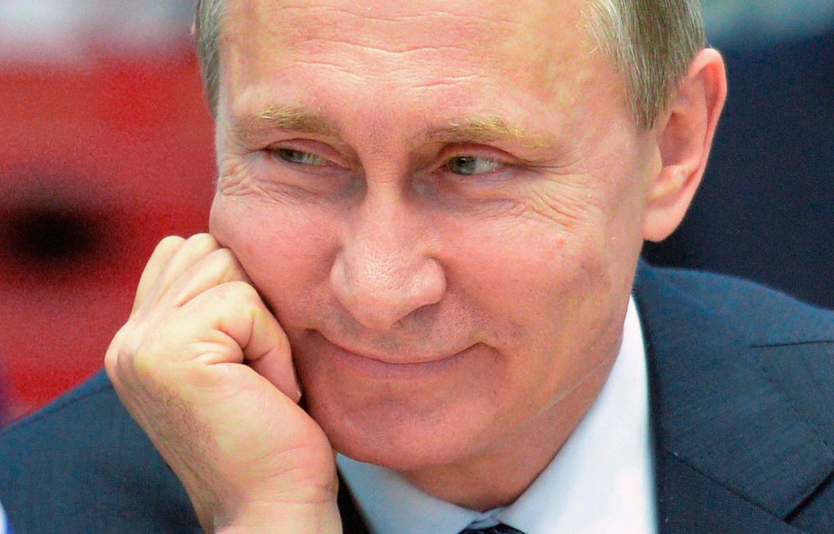 Vladimir Putin gülümsüyor