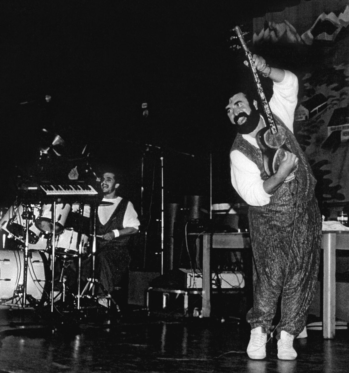 Derdiyoklar İkilisi on stage, with the permission of the artist.