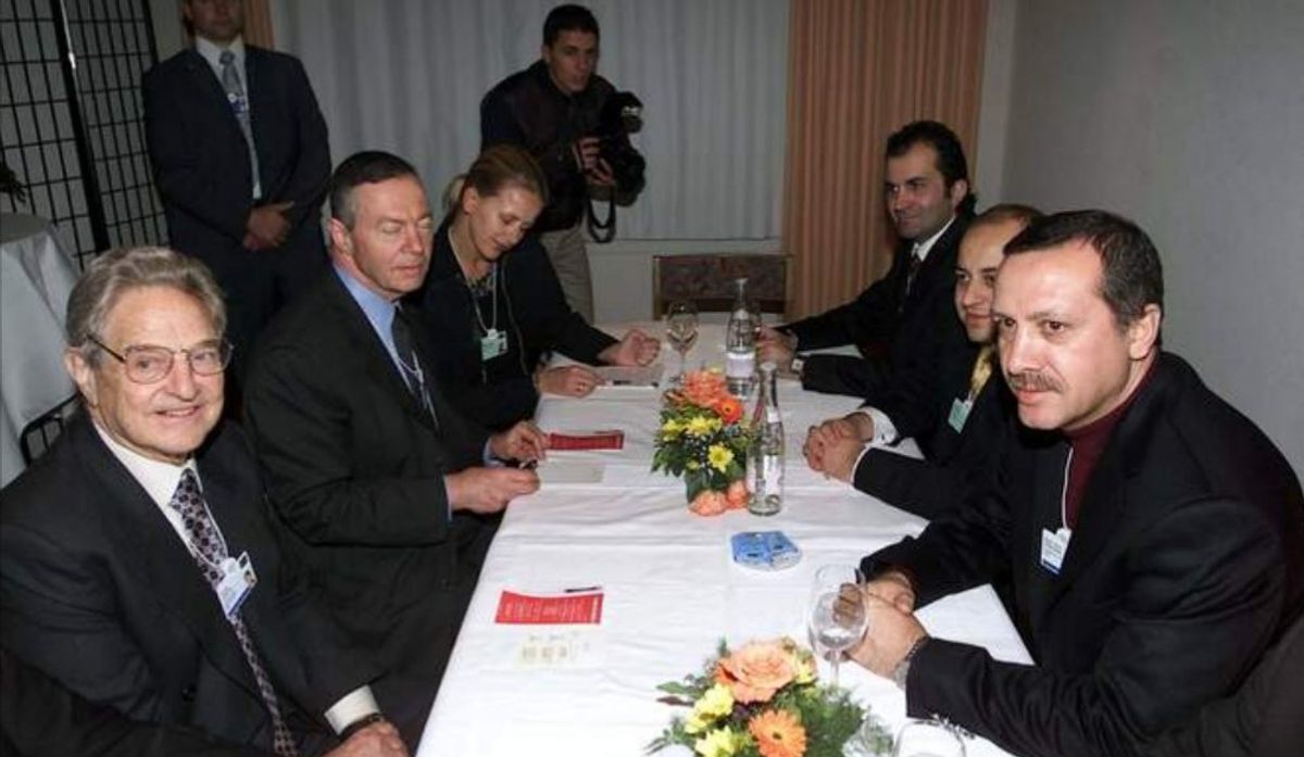 George Soros ve Recep Tayyip Erdoğan 2003 yılında aynı masada oturuyor.