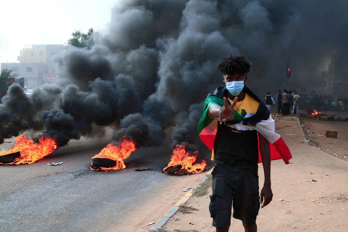Sudan'da darbenin ardından halk sokağa döküldü.