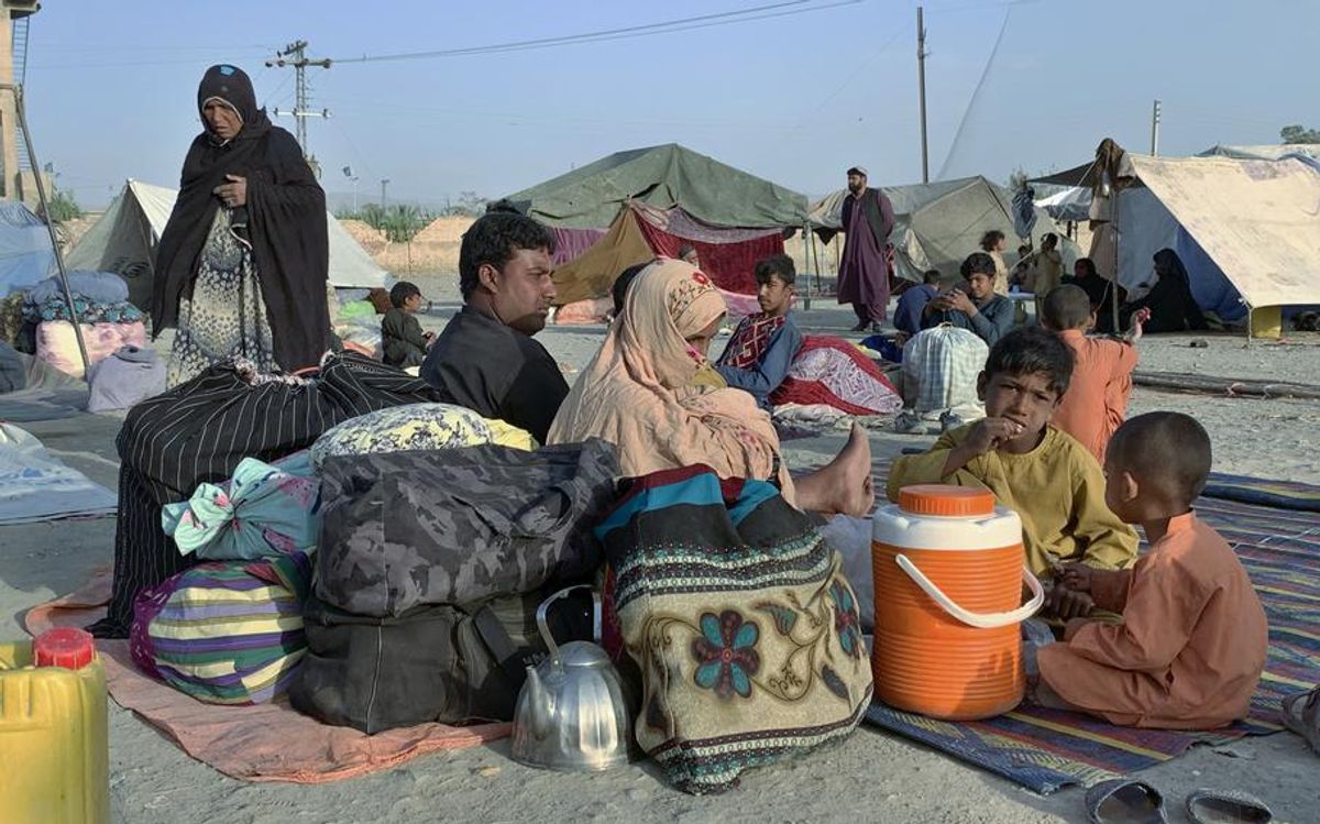 Afganistan'da zor koşullarda yemek yiyen bir aile