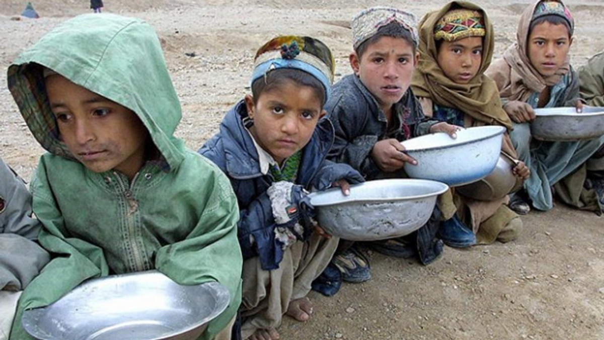 Afganistan'da yemek bekleyen çocukların fotoğrafı