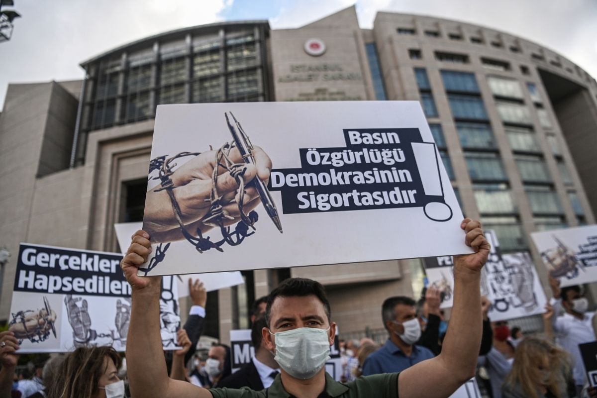 Basın Özgürlüğü hakkında bir pankart taşıyan kişi