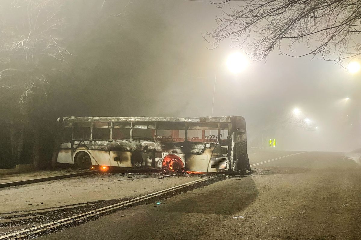 Kazakistan'da yanmış bir otobüs