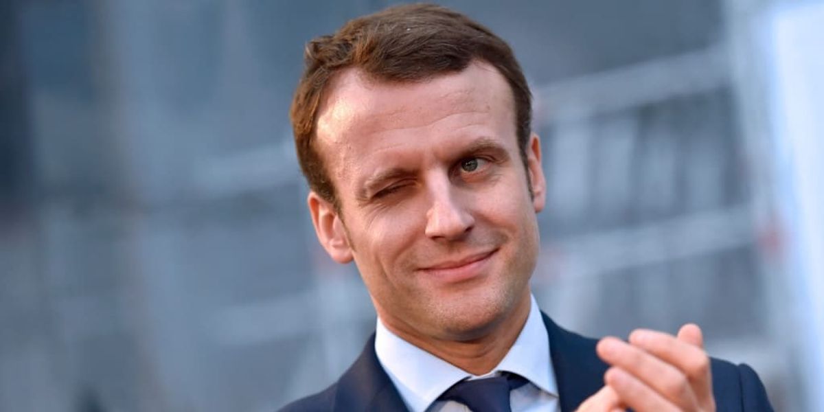 Fransa Cumhurbaşkanı Emmanuel Macron göz kırpıyor