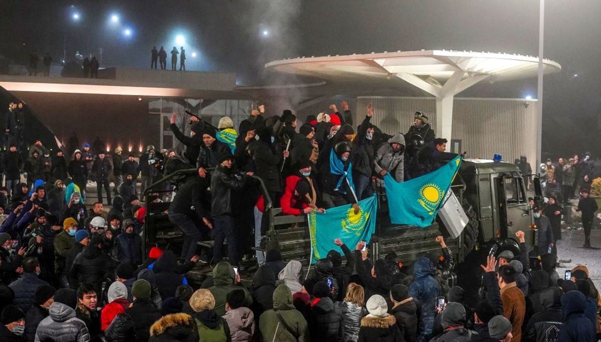 Almatı'da bir grup, akaryakıt gazlarını protesto ediyor.