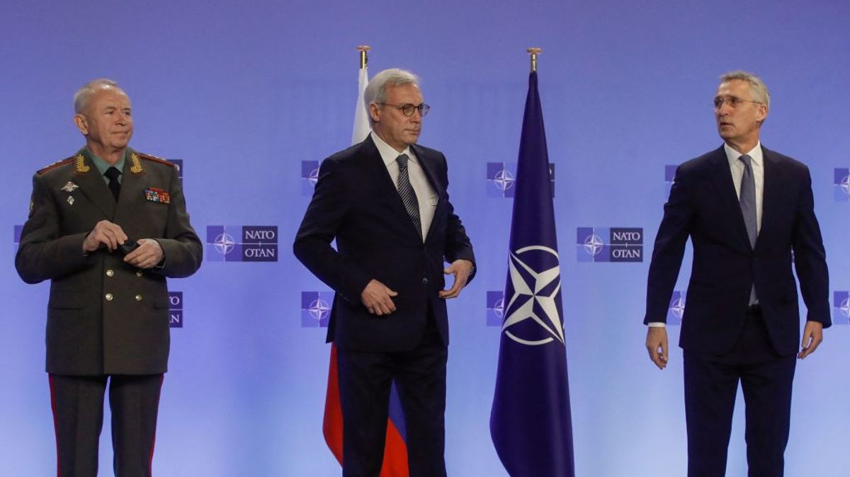 Rusya Savunma Bakan Yardımcısı, Rusya Dışişleri Bakanı Yardımcısı ve NATO Genel Sekreteri'nin yan yana bir fotoğrafı.