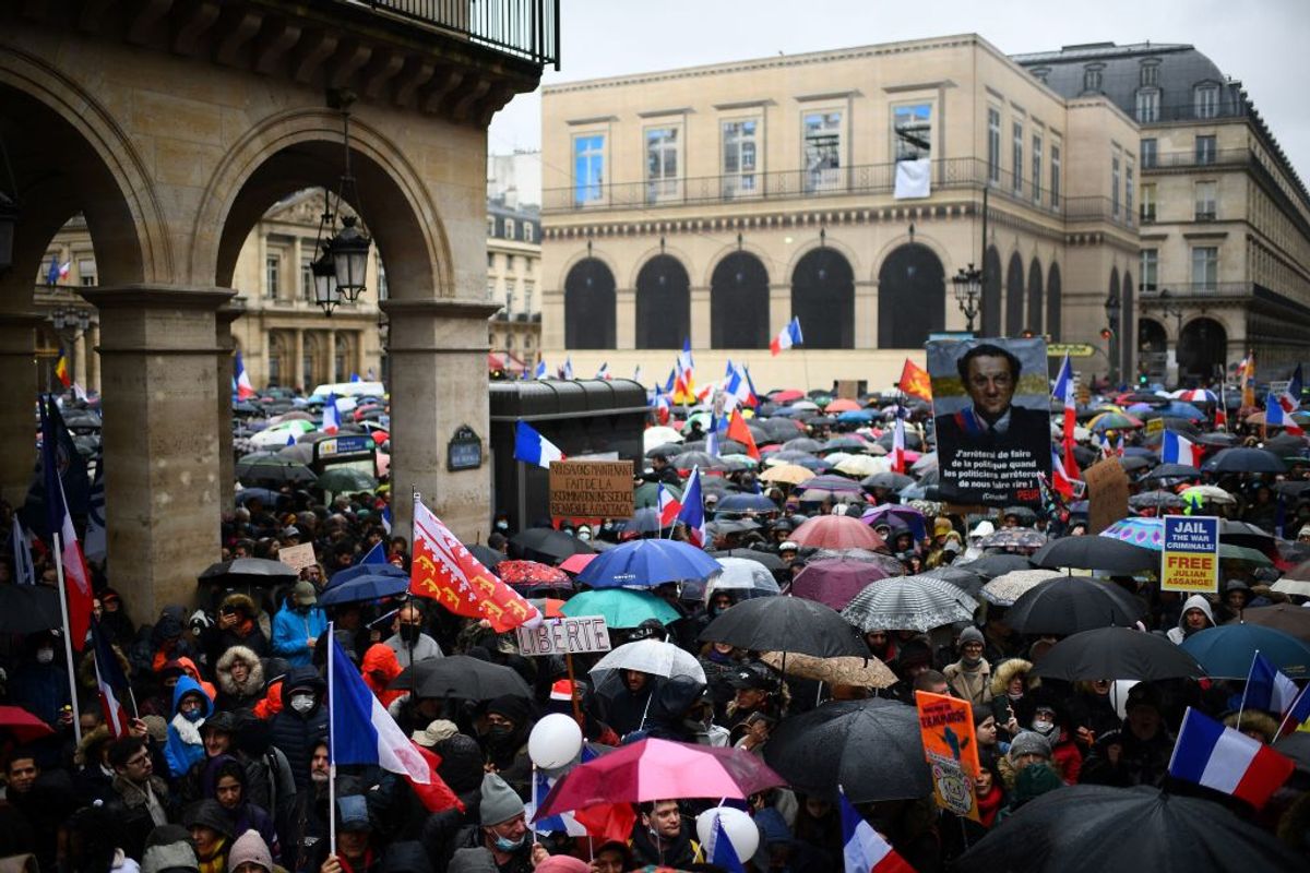 Fransa'da Macron'un sözleri ve yeni yasa tasarısına karşı protesto düzenlendi.