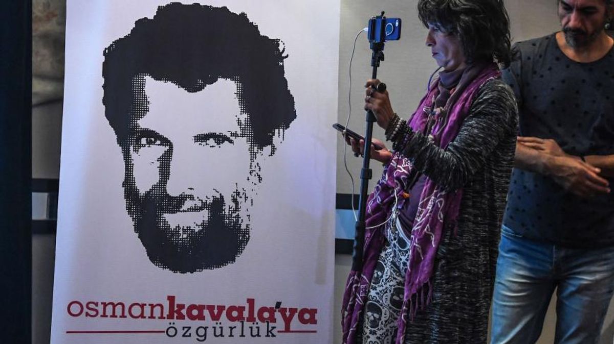 Osman Kavala'ya Özgürlük yazan bir afişin fotoğrafı