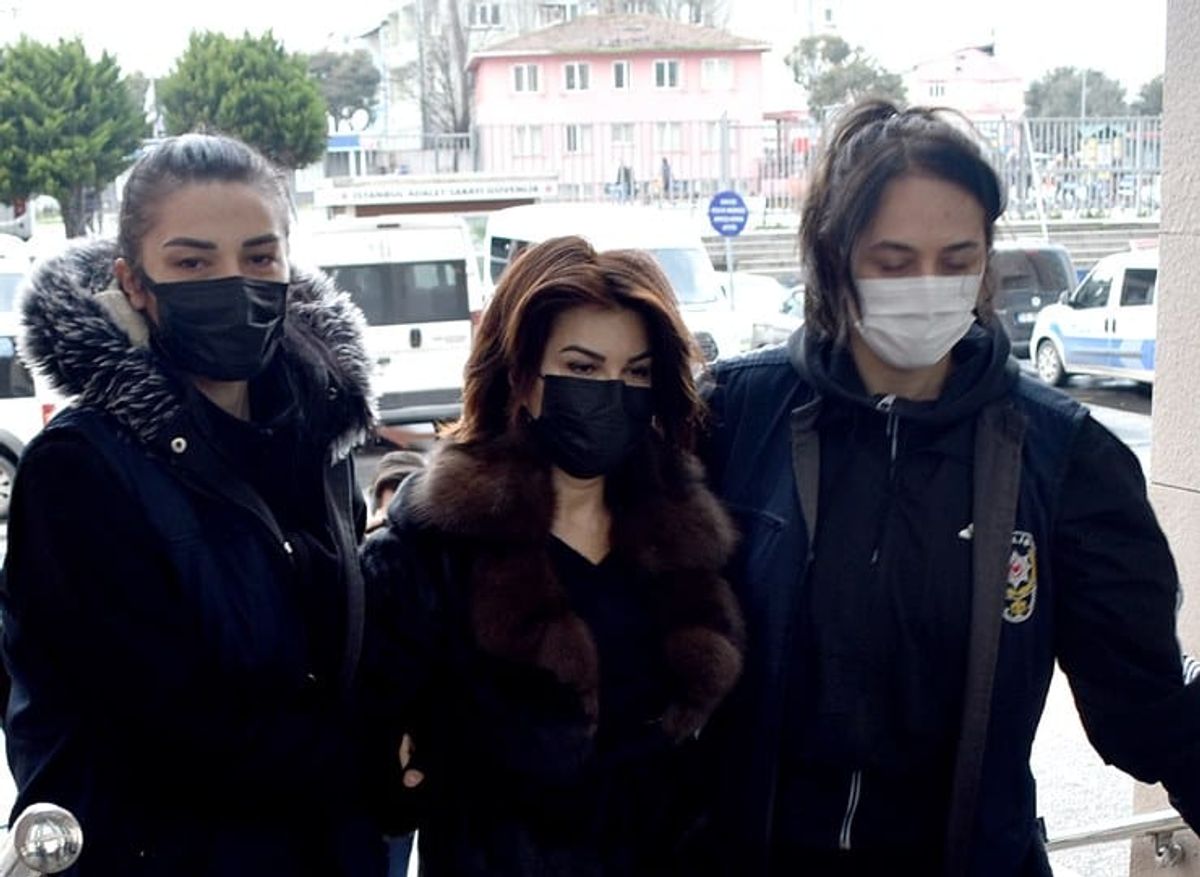 Sedef Kabaş'ın mahkemeye getirildiği bir fotoğrafı