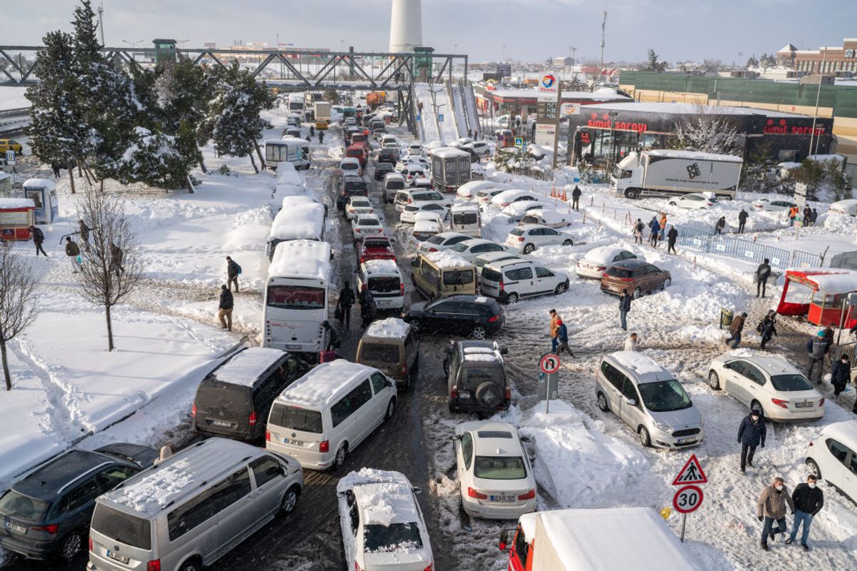 Karın yağdığı İstanbul'da ulaşımın durduğu bir grüntü