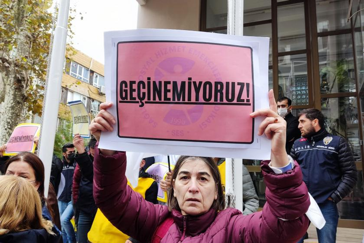 Geçinemiyouz pankartı