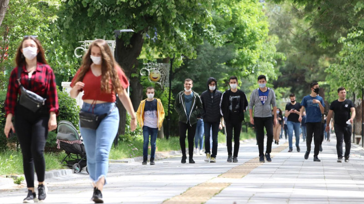 Yürüyen gençlerin fotoğrafı