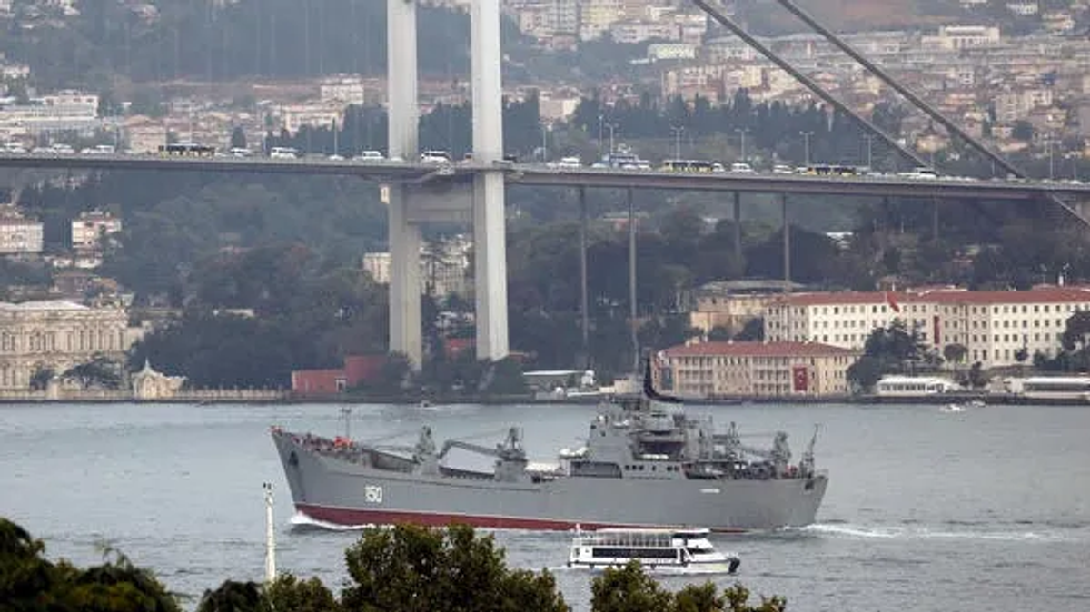 Boğazdan geçen Rus gemisi