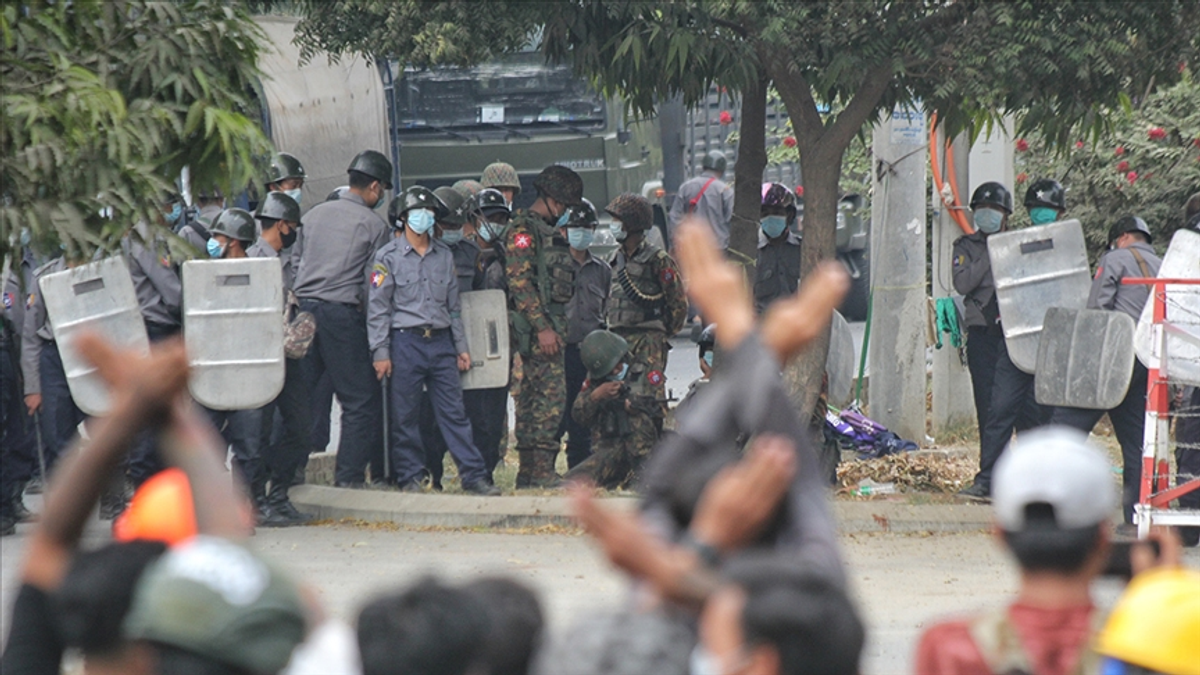 Myanmar çocuklar protesto