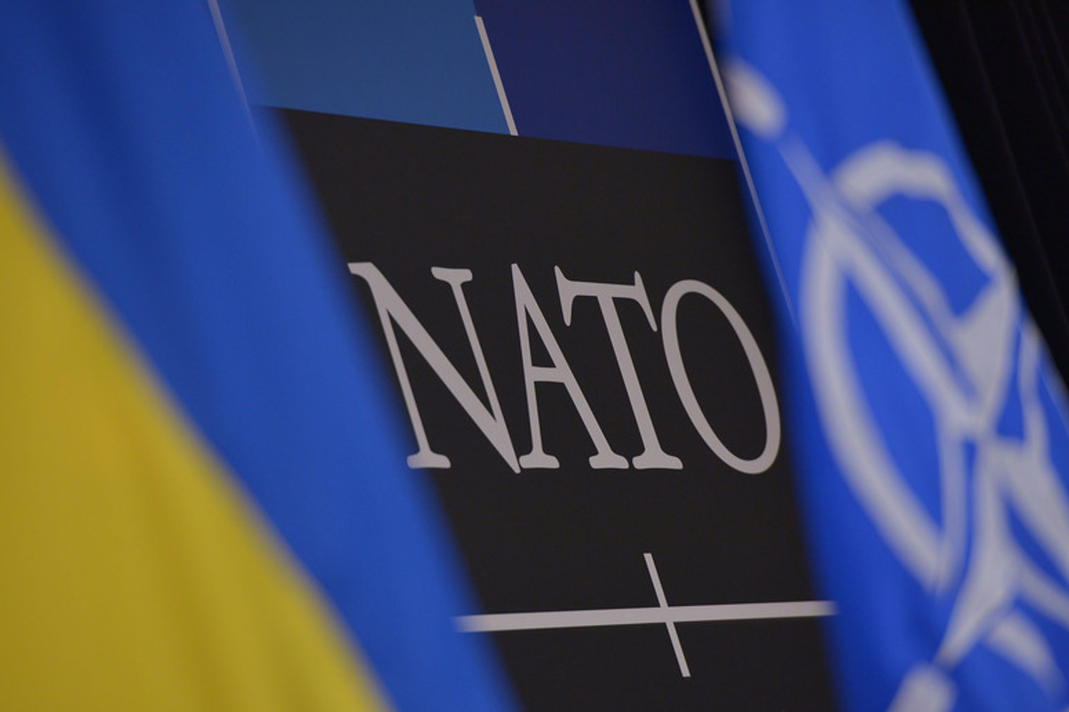 Nato ve Ukrayna bayrakları
