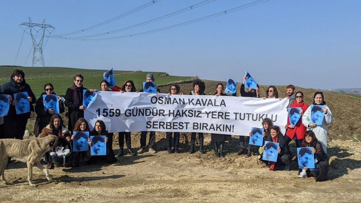 Osman Kavala'yla dayanışma için bir araya gelen kültür sanat çalışanları