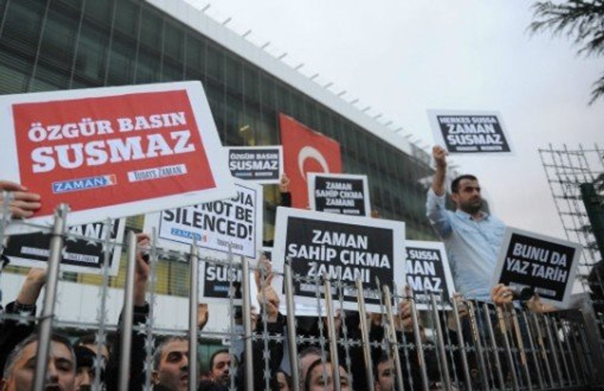 Basın özgürlüğüne yönelik pankartların olduğu bir fotoğraf