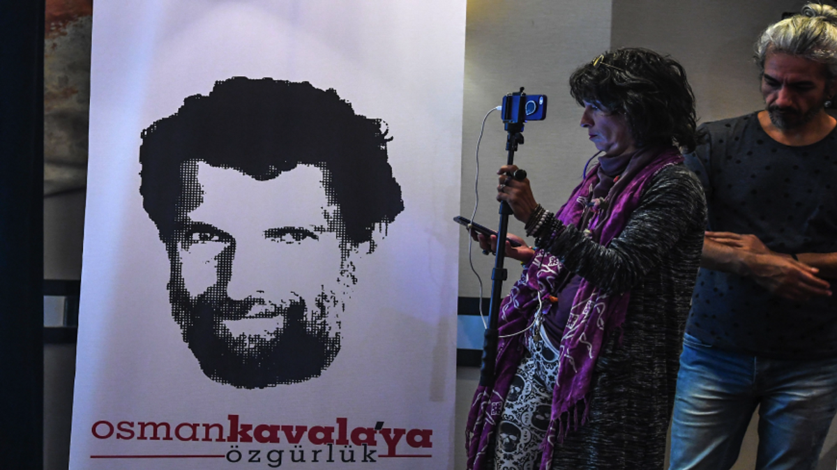 "Osman Kavala'ya özgürlük" yazılı bir afiş