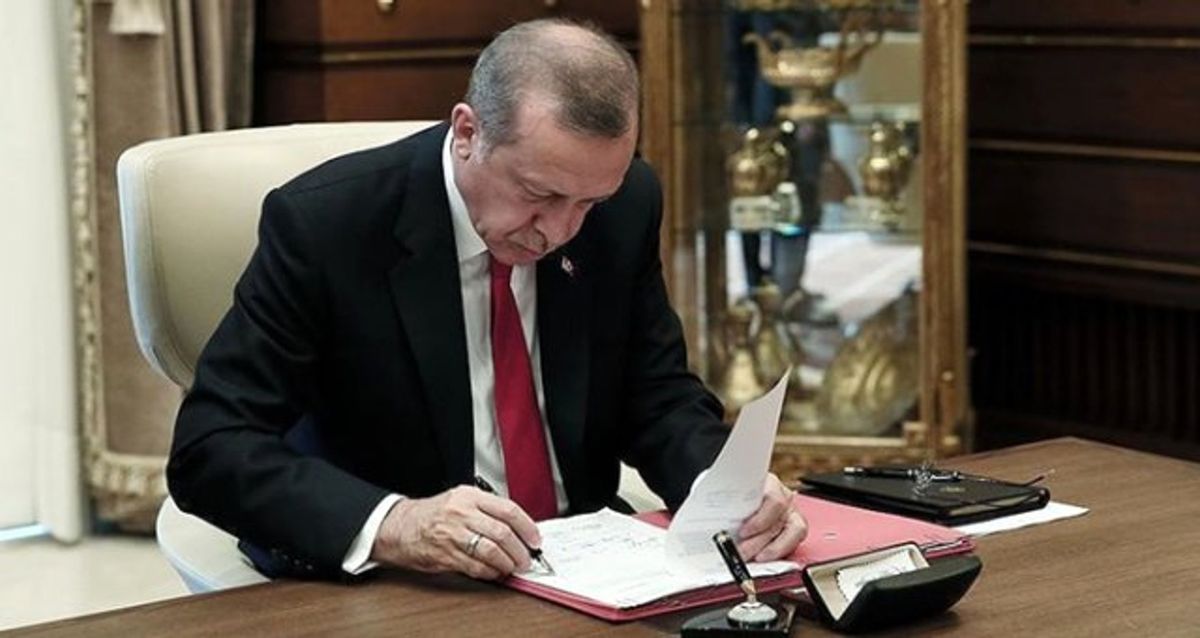 Cumhurbaşkanı Erdoğan dosya okuyor