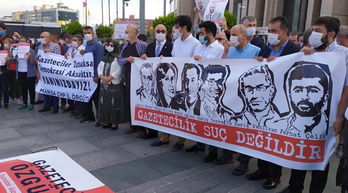 Eylemde 6 gazetecinin fotoğrafının olduğu bir afiş