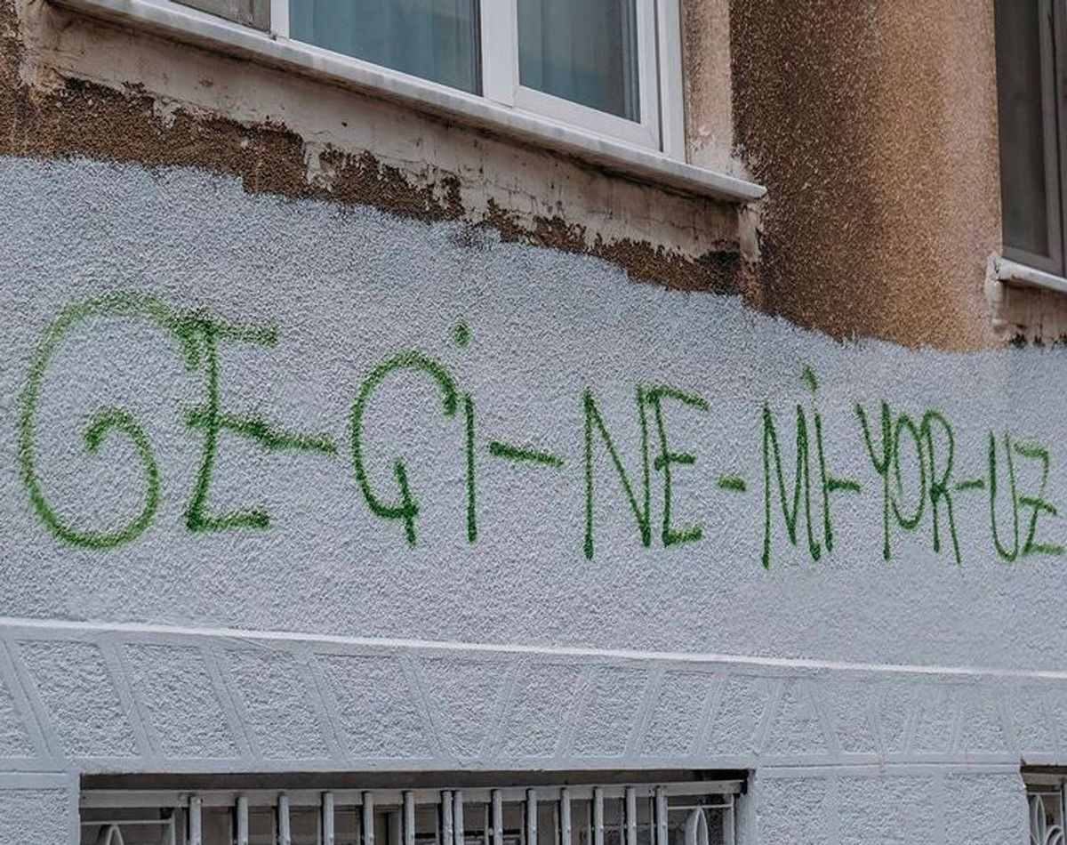 "Geçinemiyoruz" yazılı duvar