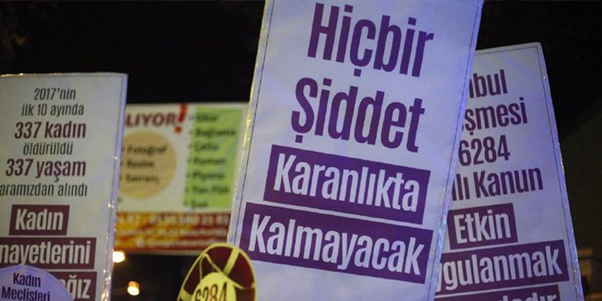 "Hiçbir şiddet karanlıkta kalmayacak" yazılı bir pankart
