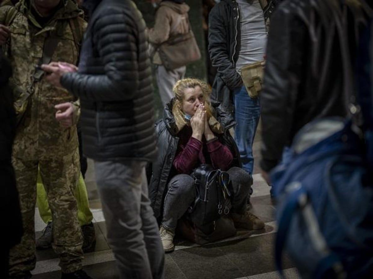 Ukrayna'da yere çökmüş bir kadın